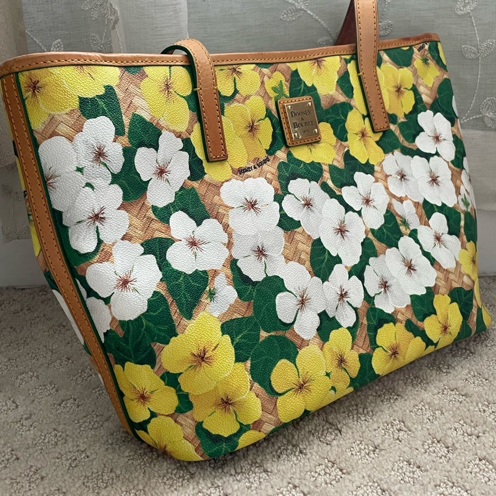 Beautiful D&B bag with textured finish. Bright yellow, perfect for the summer!